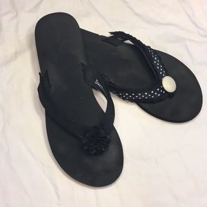2/$15 Lindsay Phillips Black Switchflops
